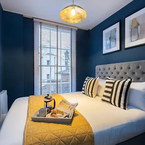 luxury-2-bedroom-regency-apartment-with-parking-ev-charger.cardiffhotelswales.com/