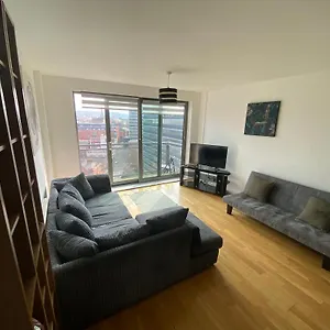 beautiful-2-bed-apartment-in-sheffield-central-sleeps-6.yorkshirehotels.net/